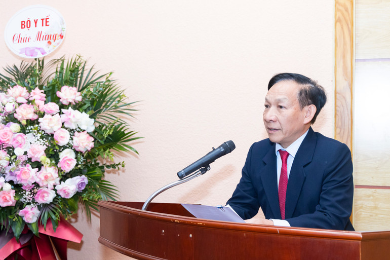 Le professeur Phan Van Tuong, docteur en philosophie, ancien directeur de l'Institut de formation et de perfectionnement du personnel de gestion de la santé, vice-président permanent et secrétaire général de l'Association vietnamienne des médecins privés, a pris la parole. z7270871837614-dc39b762961a406813b4f5f28fc41863.jpg