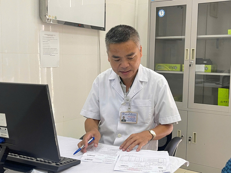 Tiến sĩ, bác sĩ Trần Huy Thọ, Phó Giám đốc Thường trực Bệnh viện Đặng Văn Ngữ, Viện Sốt rét-Ký sinh trùng-Côn trùng Trung ương kê đơn thuốc cho người bệnh. z6742145080909-1dbe902f9aec4f20e6dfc198b6278601.jpg