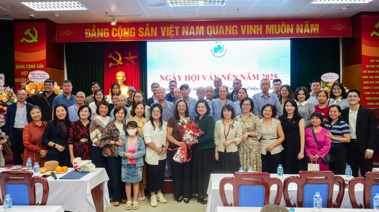 Những buổi gặp gỡ, sinh hoạt của Hội Vảy nến Việt Nam, với sự đồng hành của các bác sĩ, chuyên gia, đã góp phần giúp người bệnh hiểu hơn về căn bệnh của mình, có niềm tin và nghị lực để sống tích cực, lạc quan hơn. p1155805.jpg
