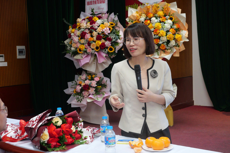 Bác sĩ chuyên khoa II Hoàng Thị Phượng, Trưởng Khoa Điều trị nội trú Ban ngày, Bệnh viện Da liễu Trung ương chia sẻ kiến thức cho người bệnh. p1155756.jpg