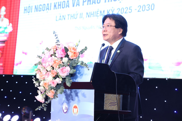 Giáo sư, Tiến sĩ Trần Bình Giang, Hội Ngoại khoa và Phẫu thuật nội soi Việt Nam, nguyên Giám đốc Bệnh viện Hữu nghị Việt Đức phát biểu tại hội nghị.