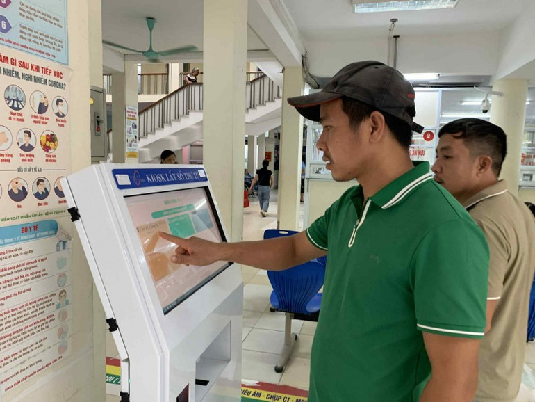 Người bệnh lấy số khám tự động tại Kiosk thông minh tại Bệnh viện 19-8 (Bộ Công an). badt-1759129129329.jpg