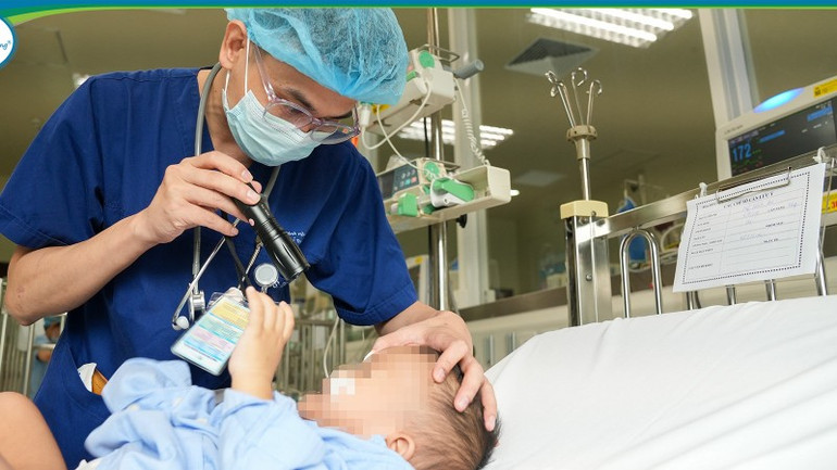 Mästare, doktor Nguyen Duc Thuong - biträdande chef för intensivvårdsavdelningen undersöker barn. 575082854-842049851715768-6742945398208858650-n-1283.jpg