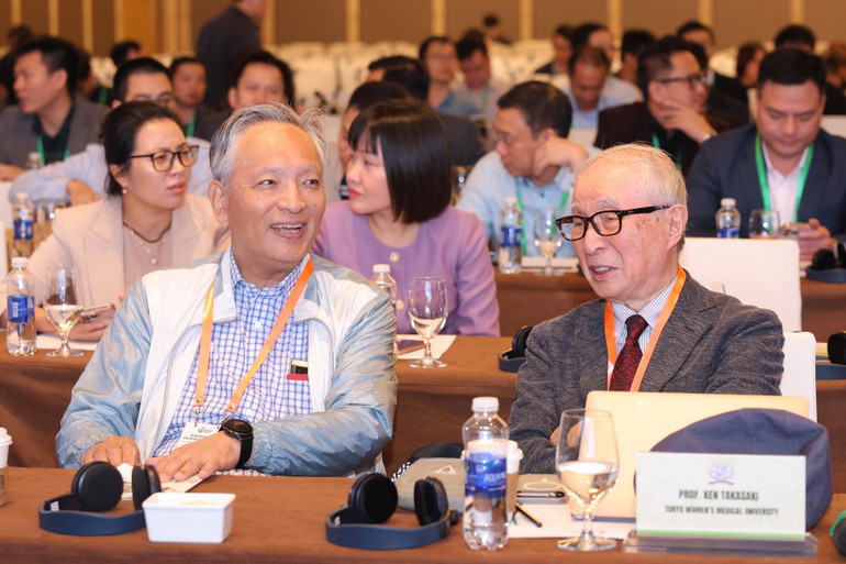 Nhiều chuyên gia quốc tế có bài chia sẻ kinh nghiệm tại hội nghị. datt0116.jpg