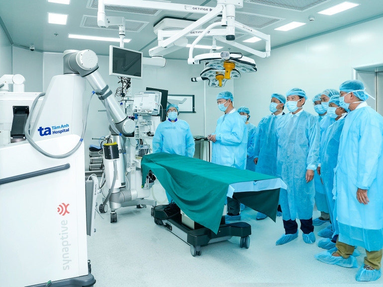 Lãnh đạo Sở Y tế và Bệnh viện Nhân dân 115 thăm quan phòng phẫu thuật robot thần kinh sọ não hiện đại của Bệnh viện đa khoa Tâm Anh. lanh-dao-so-y-te-va-benh-vien-nhan-dan-115-tham-quan-phong-phau-thuat-robot-than-kinh-so-nao-hien-dai-cua-benh-vien-da-khoa-tam-anh.jpg