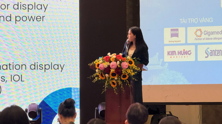 Tiến sĩ, bác sĩ Cristina Angelica A. Tan (Philippines) – chuyên gia quốc tế trong lĩnh vực giác mạc, bệnh lý bề mặt nhãn cầu, phẫu thuật khúc xạ và đục thủy tinh thể chia sẻ tại lớp học. z6888660724674-231d34ce4ada544770362b54af8111c9.jpg