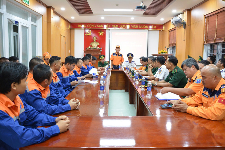 Bàn giao các thuyền viên cho cơ quan chức năng. img-9133.jpg
