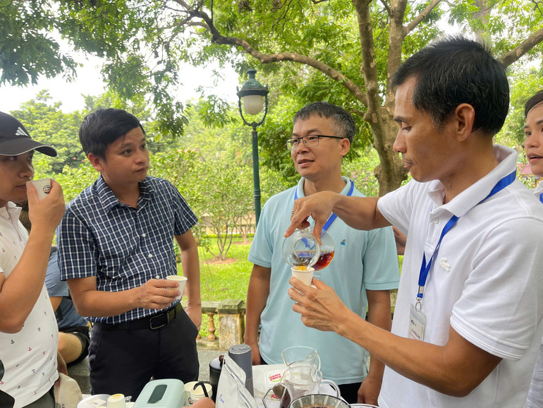Các thương hiệu cà-phê mời du khách nếm thử hương vị đặc trưng cà-phê Khe Sanh, Quảng Trị. z6845804473844-be652c2c8c6fbcad75409cfd82bb395b.jpg