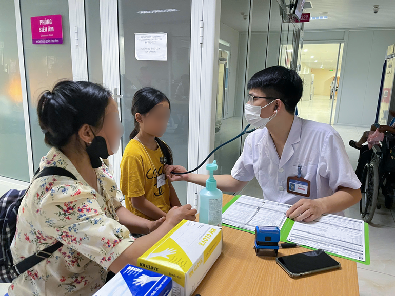 Nhiều bệnh nhi phải vượt mưa lũ, đường xa xôi để tới khám. ad22d133-7c39-4206-b1ad-4925b90f2b11.png