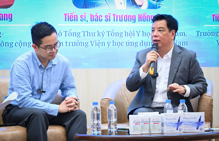 Tiến sĩ, bác sĩ Trương Hồng Sơn (ảnh trái), Phó Tổng Thư ký Tổng hội Y học Việt Nam, Viện trưởng Viện Y học ứng dụng Việt Nam. dat-4398.jpg