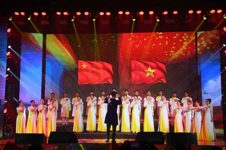 Các nghệ sĩ 2 nước trình diễn ca khúc "Bài ca hữu nghị Việt Nam-Trung Hoa". vov2.jpg