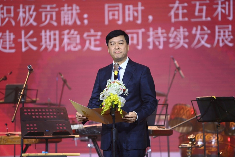 Ông Ngô Minh Hiển, Phó Tổng Giám đốc Đài Tiếng nói Việt Nam phát biểu tại chương trình giao lưu nghệ thuật “Tiếng hát hữu nghị Việt-Trung 2025”. (Ảnh: VOV2) 839ee09bc33e75602c2f.jpg