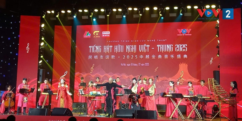 Nhạc trưởng Đồng Quang Vinh và dàn nhạc Sức sống mới trình diễn 3 ca khúc mang âm hưởng đặc trưng của âm nhạc Việt Nam. (Ảnh: VOV2) 03957c90ed0b5b55021a.jpg