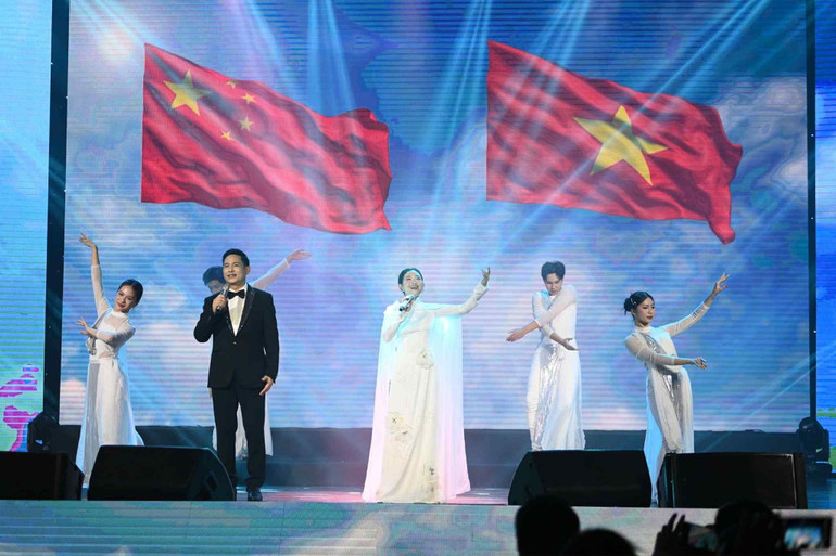 Ca sĩ Trần Đạt-Ngọc Hà trình diễn ca khúc "Bài ca thanh niên Việt Trung". vov4.jpg