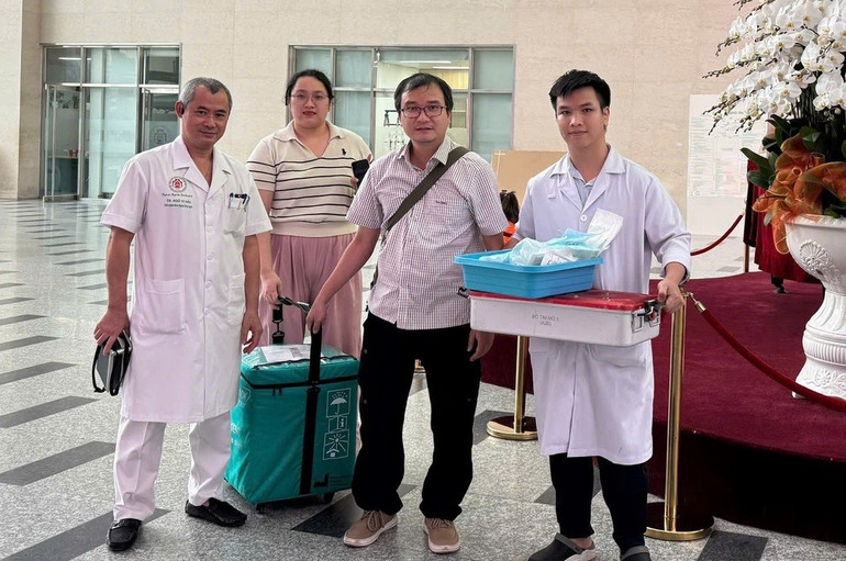 Tim ghép được vận chuyển đến Bệnh viện Trung ương Quân đội 108. 537458057-1282436527008218-457593038870126007-n-705.jpg