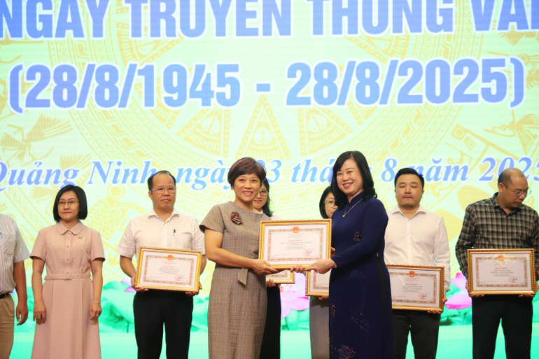 Bộ trưởng Y tế đã trao Bằng khen cho 30 tập thể và 27 cá nhân tiêu biểu trong toàn Văn phòng ngành y tế. img-8769.jpg