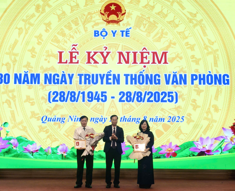 Đồng chí Đào Hồng Lan, Ủy viên Trung ương Đảng, Bộ trưởng Y tế và đồng chí Đỗ Xuân Tuyên, Thứ trưởng Y tế nhận Kỷ niệm chương "Vì sự nghiệp Văn phòng Chính phủ". z6937295681885-4ac45654242d850a0b0069f1d5f5fca1.jpg