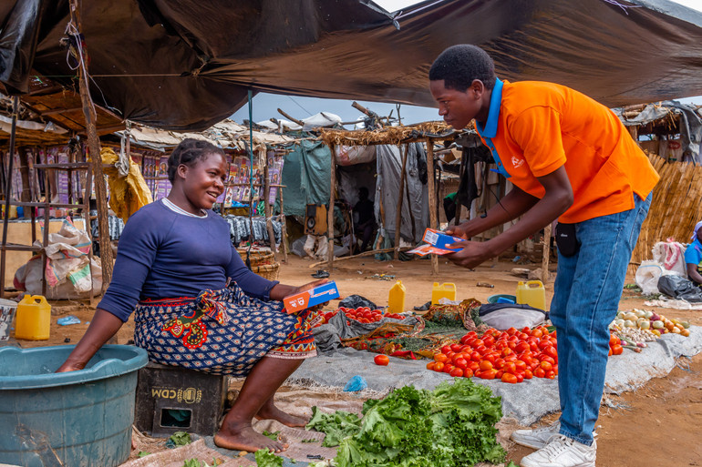Khối Kinh doanh của Movitel giới thiệu với bà con dịch vụ tại Tete Mozambique. movitel-phong-mkt-khoi-kinh-doanh-tinh-tete-mozambique-hoat-dong-ban-hang-03.jpg