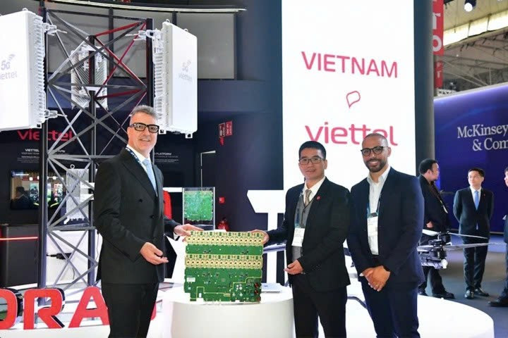 Tại MWC Barcelona 2025, Viettel đã ký thỏa thuận đưa thiết bị viễn thông lên mạng lưới của DU - nhà mạng hàng đầu tại Các Tiểu vương quốc Ả Rập Thống nhất (UAE). z6976137482352-5a183998cd33b6689bfc01957fbf38f4.jpg