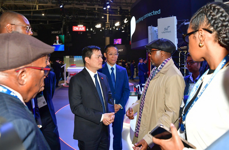 Bộ trưởng Giao thông và Truyền thông Mozambique Americo Muchanga thăm gian hàng Viettel tại MWC 2025 và đánh giá cao việc Viettel triển khai hạ tầng số hiện đại tại Mozambique. z6976137430757-3925a9d636da076c47e77e5b3806b35e.jpg