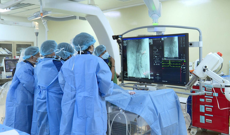 Can thiệp nhồi máu cơ tim trong “giờ vàng” giúp bệnh nhân giảm nguy cơ biến chứng và giảm tỷ lệ tử vong. stent-graft-bs-dung-11.jpg