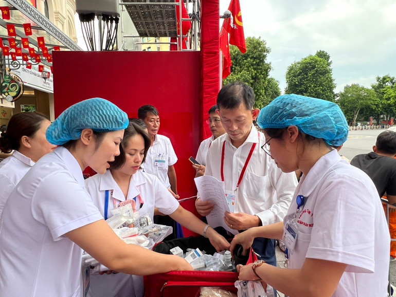 Medical teams in Trang Tien and Opera House areas. z6951138230032-77eb973acb9acb91ec09a7d83352c937.jpg