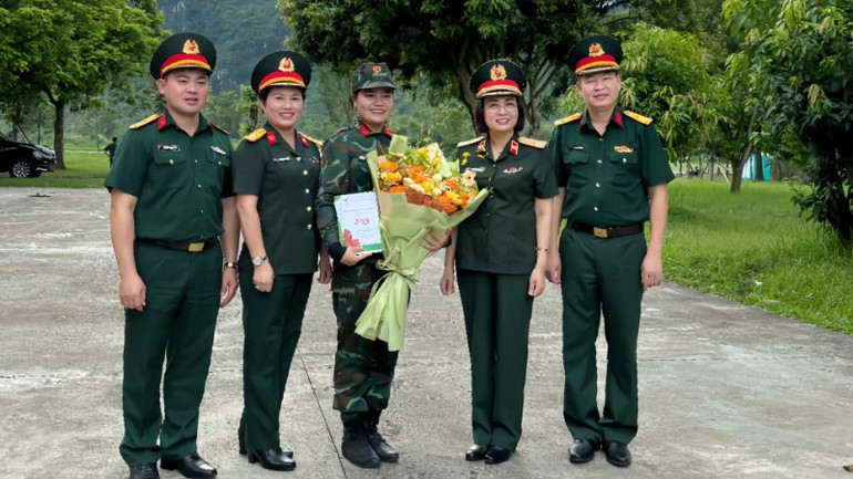 Thiếu tướng, Phó Giáo sư, Tiến sĩ Nguyễn Hoàng Ngọc – Bí thư Đảng ủy, Phó Giám đốc Bệnh viện Trung ương Quân đội 108 thăm, động viên Thượng úy quân nhân chuyên nghiệp Trần Thị Thu Hà trong thời gian tập luyện. z6950014827305-14b184c0f65a5914deda07d0571d186e-9935.jpg