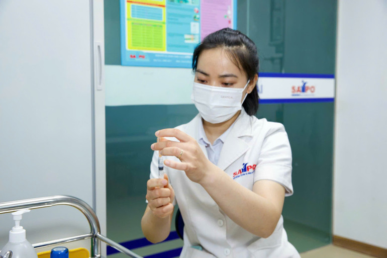 Biện pháp hiệu quả nhất để phòng bệnh cúm hiện nay là tiêm vaccine cúm mùa. z6945041439243-f612d8069bffb46fb17aff9317b4d4e3.jpg