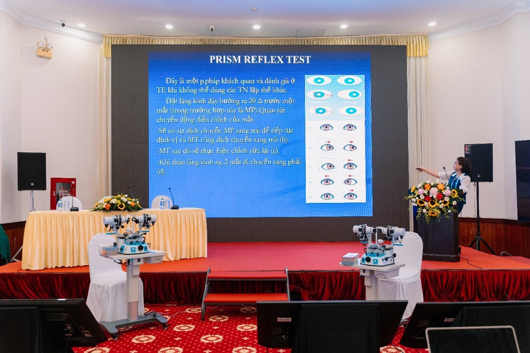 La professeure associée, Dr Vu Thi Bich Thuy, parle des tests d'évaluation du strabisme. pho-giao-su-tien-si-vu-thi-bich-thuy-chia-se-ve-cac-kham-nghiem-danh-gia-lac.jpg