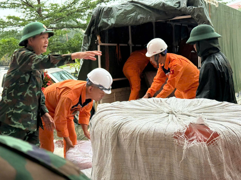 Đoàn công tác vận chuyển hàng cứu trợ cho người dân tại thành phố Huế. cuc-hang-hai-va-duong-thuy-viet-nam-14.jpg