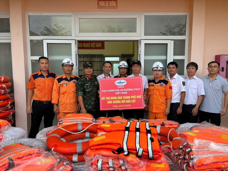 Đoàn công tác hỗ trợ trang thiết bị cứu sinh cho các xã tại thành phố Huế. cuc-hang-hai-va-duong-thuy-viet-nam-3.jpg