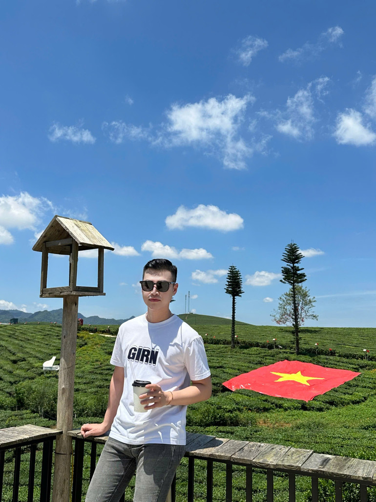 Với bạn Lường Hà (xã Mường La, tỉnh Sơn La), trải nghiệm triển lãm số lại gợi đến thế giới game quen thuộc nhưng mang lại cảm xúc đặc biệt hơn rất nhiều.“Cảm giác tham quan rất giống chơi game nhập vai, nhưng thay vì vũ khí hay điểm thưởng, mình nhận được kiến thức và niềm tự hào về lịch sử dân tộc”, Hà chia sẻ. anh-3.jpg