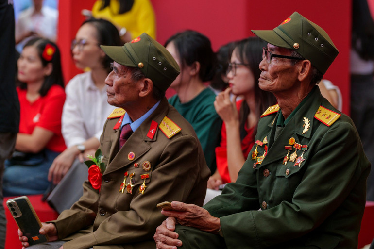 Các cựu chiến binh - những “người trong cuộc” của lịch sử đấu tranh vẻ vang của Đảng ta cũng đã có mặt tại tọa đàm và sẵn sàng chia sẻ câu chuyện thật của mình với những người trẻ. 5-1.jpg