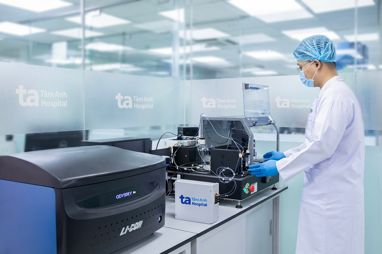 Técnicos do Centro de Testes do Sistema BioDot (EUA) realizam a técnica Q-MAC para ajudar a encontrar anticorpos contra o vírus da hepatite D, um agente que pode causar câncer de fígado. (Foto: BVCC) tamanh2jpg.png