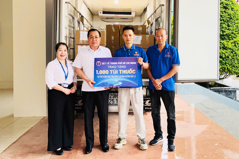 he-sinh-thai-he-thong-tiem-chung-vnvc-bvdk-tam-anh-trao-tang-5000-tui-thuoc-ho-tro-nguoi-dan-anh-1000-tui-thuoc-den-voi-nguoi-dan-tinh-son-la.png