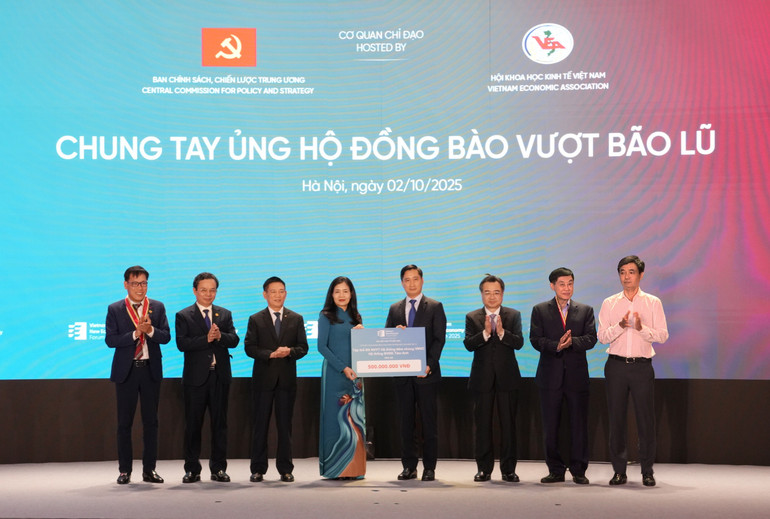 ong-ngo-chi-dung-chu-tich-hdqt-thay-mat-doi-ngu-bac-si-dieu-duong-he-thong-bvdk-tam-anh-va-he-thong-tiem-chung-vnvc-trao-500-trieu-dong-de-kip-thoi-ho-tro-cac-gia-dinh-kho-khan-sau-bao-lu-1.jpg