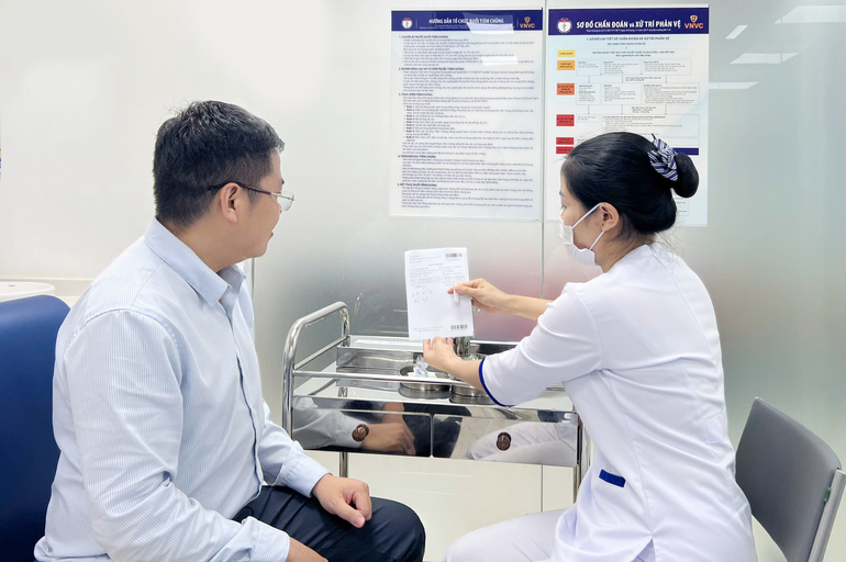 anh-luong-hong-thai-bi-thuong-o-chan-duoc-tiem-vac-xin-va-huyet-thanh-khang-uon-van-mien-phi-tai-vnvc-yen-bai-chieu-3-10.png