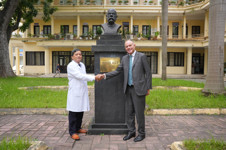 Tiến sĩ, bác sĩ, Thầy thuốc ưu tú Đinh Văn Lượng, Giám đốc Bệnh viện Phổi Trung ương, Trưởng Ban Chương trình Chống lao Quốc gia và Ngài Herbert xứ South Downs, Công dân danh dự của Vương quốc Anh (CBE), Ủy viên Hội đồng Cơ mật Hoàng gia Vương quốc Anh (PC), Chủ tịch Liên minh Nghị sĩ Toàn cầu về Phòng, chống Lao (Global TB Caucus). dsc09556.jpg
