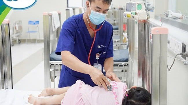 Thạc sĩ, bác sĩ Nguyễn Trọng Dũng – Phó Trưởng khoa Cấp cứu và Chống độc thăm khám cho một bệnh nhi điều trị tại khoa. gia-tang-tai-nan-thuong-tich-dip-he-loi-canh-bao-khong-cua-rieng-ai-2-6066.jpg