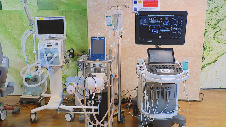 Trang thiết bị hiện đại phục vụ cho công tác chăm sóc sức khỏe các đại biểu tham dự Đại hội XIV của Đảng.