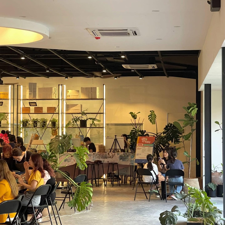 Song hành cùng cuộc thi viết thư là Workshop Viết thư tay và Vẽ đèn bàn nghệ thuật. 488248275-704451698912622-5689678569707900453-n.jpg