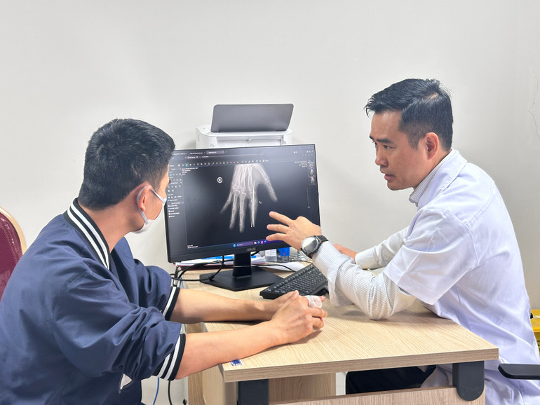 Dr. Vu Trung Truc, biträdande chef för avdelningen för käkkirurgi, plastikkirurgi och estetisk kirurgi, undersökte patienten efter operationen. img-0756.jpg