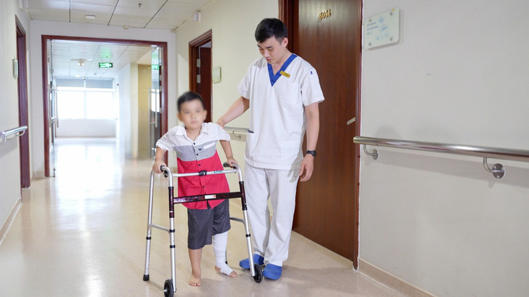 Bệnh nhi có thể đi lại trên đôi chân của mình. z6686826954075-f11d31d5999ad1b3dae8d42985098bdb.jpg