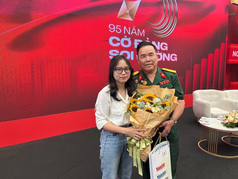 Lắng nghe thế hệ cha ông kể lại lịch sử, là niềm hạnh phúc của thế hệ trẻ hôm nay. anh-4-1.jpg