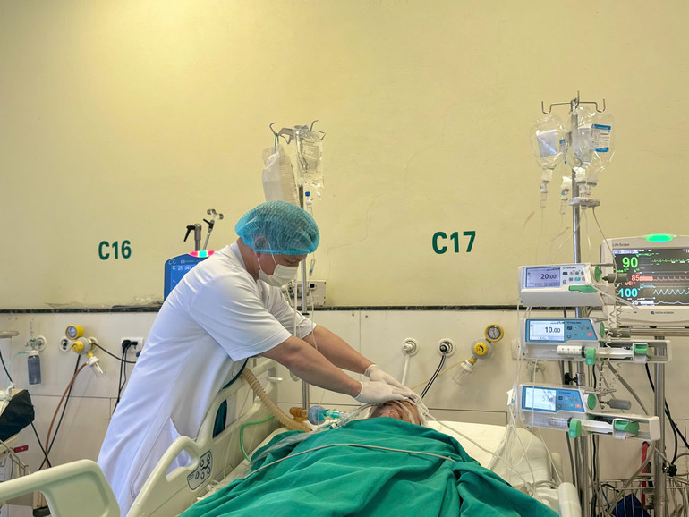 Bệnh nhân nằm điều trị tại Bệnh viện Bệnh Nhiệt đới Trung ương. z6713274130567-08a49d58591025cf694aac8d508469f7.jpg