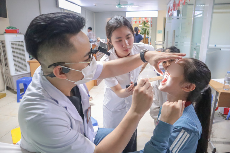 Dù mưa bão nhưng sáng nay rất đông cháu bé đến Bệnh viện E khám sàng lọc. 539395211-1290916756377927-3323231030470016849-n.jpg