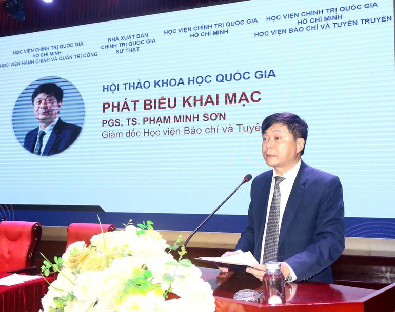 Phó Giáo sư, Tiến sĩ Phạm Minh Sơn, Giám đốc Học viện Báo chí và Tuyên truyền phát biểu khai mạc. z6945928203109-d88dc2fe21d7cc9a7e95f7ef43abd32b.jpg