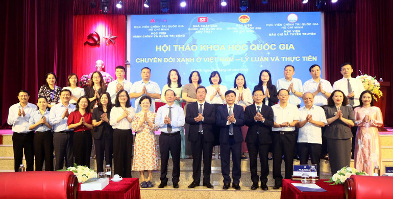 Các diễn giả tham dự Hội thảo. z6945928984121-d3795d509bb513b4b8ff9f2b40b62323.jpg