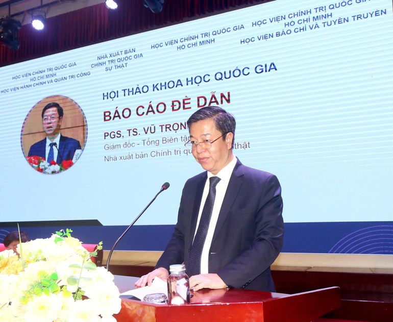 Phó Giáo sư, Tiến sĩ Vũ Trọng Lâm, Giám đốc, Tổng Biên tập Nhà xuất bản Chính trị quốc gia Sự thật báo cáo đề dẫn tại Hội thảo. z6945928331239-10df3234d2e11cf1456661b6ddec2f0f.jpg
