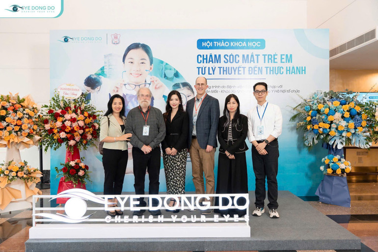 Hội thảo còn có các báo cáo chuyên sâu, chất lượng từ hai chuyên gia hàng đầu thế giới là Giáo sư Bruce D. Moore - Đồng Chủ tịch Liên minh Thị lực trẻ em Massachusetts (Hoa Kỳ), Giáo sư danh dự tại Đại học Y Hà Nội với chuyên đề về Khám mắt ở trẻ em; Tiến sĩ Timothy Robert Fricke - Giám đốc Nghiên cứu và Giáo dục, Viện Nghiên cứu Thị giác quốc gia, Trường Cao đẳng Khúc xạ nhãn khoa Australia, Giáo sư danh dự tại Đại học Y Hà Nội. z6947346583104-a9c1a8ad2d71f5360e5d9c76ae7bb8a7.jpg